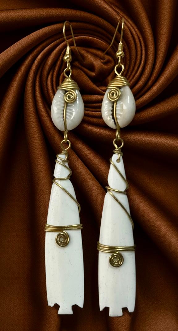 Boucles d'Oreilles: Cône de Coquillage et Laiton Doré