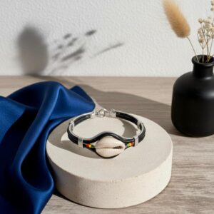 Bracelet Homme Cauri : Cuir Noir et Détails Rasta