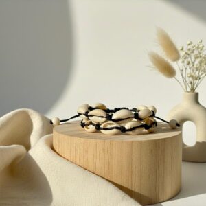 Notre Bracelet d'Été Cauris Multi-rangs sur Cordon Noir