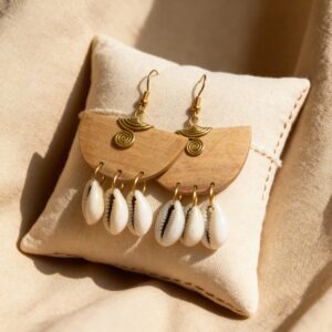 Boucles d'Oreilles Pendantes : Bois Clair et Cauris Naturels