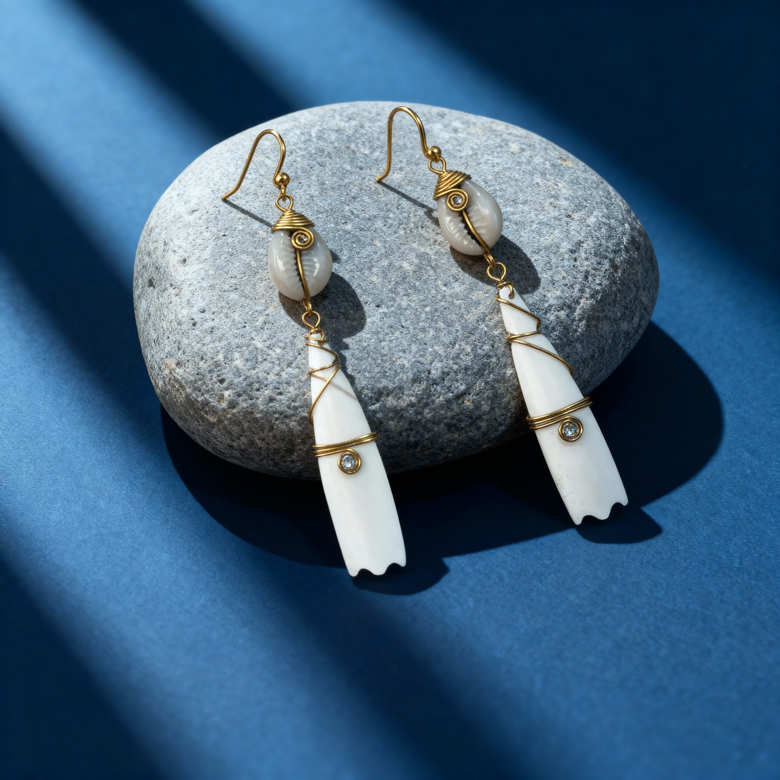 Boucles d'Oreilles: Cône de Coquillage et Laiton Doré – Image 2