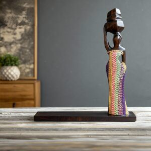 Sculpture Femme Africaine : Bois Sombre et Robe en Tissage Coloré